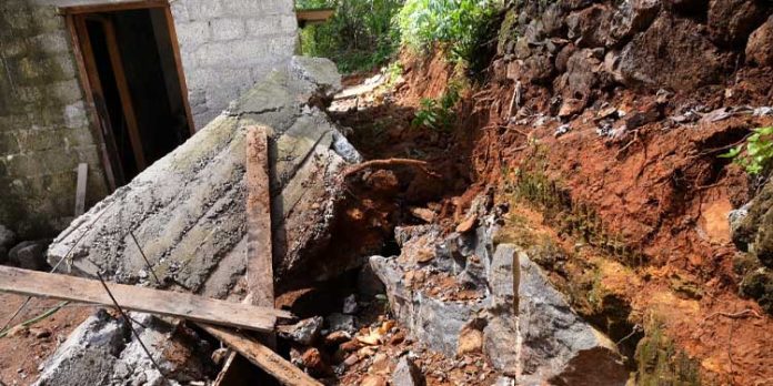 മതിൽ ഇടിഞ്ഞു വീണ് രണ്ട് പേർക്ക് പരിക്കേറ്റു മതിൽ ഇടിഞ്ഞു വീണ് രണ്ട് പേർക്ക് പരിക്കേറ്റു