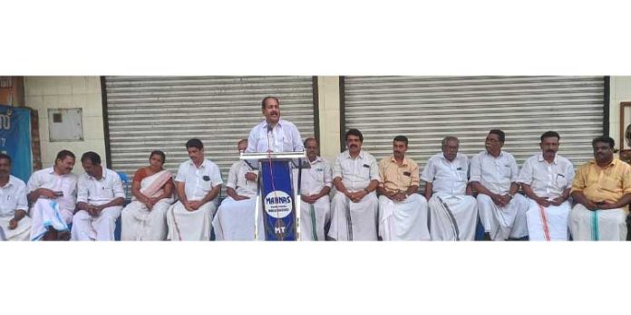 സഹകരണ സംഘങ്ങൾ സി.പി.എം നേതാക്കളുടെ കറവപശുക്കൾ ; സാമുവൽ കിഴക്കുപുറം സഹകരണ സംഘങ്ങൾ സി.പി.എം നേതാക്കളുടെ കറവപശുക്കൾ ; സാമുവൽ കിഴക്കുപുറം