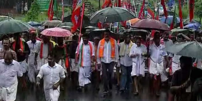 കനത്ത മഴയിലും പദയാത്ര തുടര്ന്ന് സുരേഷ് ഗോപി ; പദയാത്ര പൂച്ചിന്നിപ്പാടം പിന്നിട്ടു കനത്ത മഴയിലും പദയാത്ര തുടര്ന്ന് സുരേഷ് ഗോപി ; പദയാത്ര പൂച്ചിന്നിപ്പാടം പിന്നിട്ടു