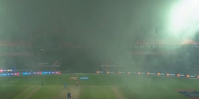 സ്റ്റേഡിയത്തിൽ മഞ്ഞുവീഴ്ച ; ഇന്ത്യയും ന്യൂസീലൻഡും തമ്മിലുള്ള ലോകകപ്പ് മത്സരം താത്കാലികമായി നിർത്തിവെച്ചു സ്റ്റേഡിയത്തിൽ മഞ്ഞുവീഴ്ച ; ഇന്ത്യയും ന്യൂസീലൻഡും തമ്മിലുള്ള ലോകകപ്പ് മത്സരം താത്കാലികമായി നിർത്തിവെച്ചു