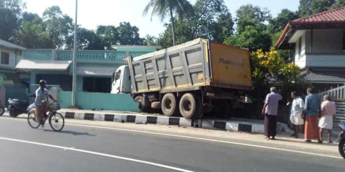 ടോറസ് ലോറി നിയന്ത്രണം വിട്ട് വീടിനുള്ളിലേക്ക് ഇടിച്ചു കയറി ടോറസ് ലോറി നിയന്ത്രണം വിട്ട് വീടിനുള്ളിലേക്ക് ഇടിച്ചു കയറി
