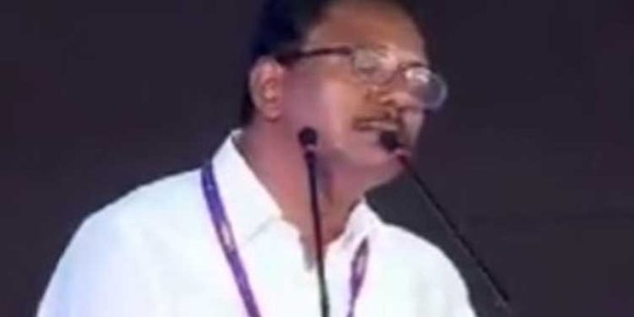 ചൂടുപിടിച്ച് ‘തട്ടം പരാമർശം’; വിവാദം, പ്രതിഷേധവുമായി മുസ്ലിം സംഘടനകൾ ചൂടുപിടിച്ച് ‘തട്ടം പരാമർശം’; വിവാദം, പ്രതിഷേധവുമായി മുസ്ലിം സംഘടനകൾ
