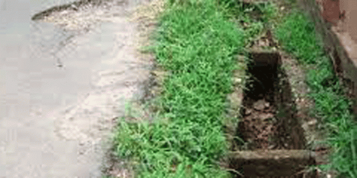 മൂടിയില്ലാത്ത ഓട യാത്രക്കാര്ക്ക് ഭീഷണിയാകുന്നു മൂടിയില്ലാത്ത ഓട യാത്രക്കാര്ക്ക് ഭീഷണിയാകുന്നു