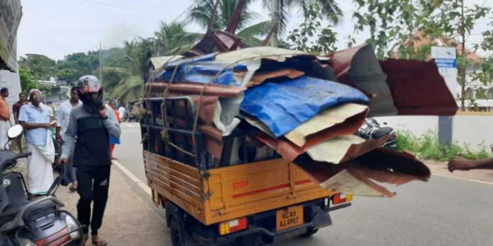 മേൽമൂടിയില്ലാതെ ആക്രിസാധങ്ങൾ കയറ്റിയുള്ള വാഹന യാത്ര അപകട ഭീഷണിയാകുന്നു മേൽമൂടിയില്ലാതെ ആക്രിസാധങ്ങൾ കയറ്റിയുള്ള വാഹന യാത്ര അപകട ഭീഷണിയാകുന്നു
