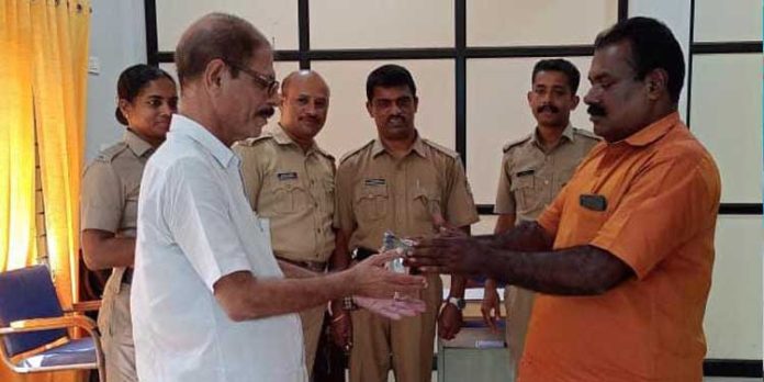 നഷ്ടപ്പെട്ട പണം തിരികെ ഏൽപ്പിച്ചു നഷ്ടപ്പെട്ട പണം തിരികെ ഏൽപ്പിച്ചു