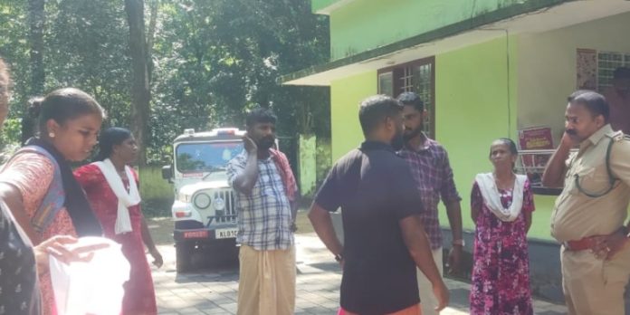 ഒളകര ആദിവാസി കോളനി സർവേ ; ഉദ്യോഗസ്ഥരെ തടഞ്ഞ് വനംവകുപ്പ് ഒളകര ആദിവാസി കോളനി സർവേ ; ഉദ്യോഗസ്ഥരെ തടഞ്ഞ് വനംവകുപ്പ്