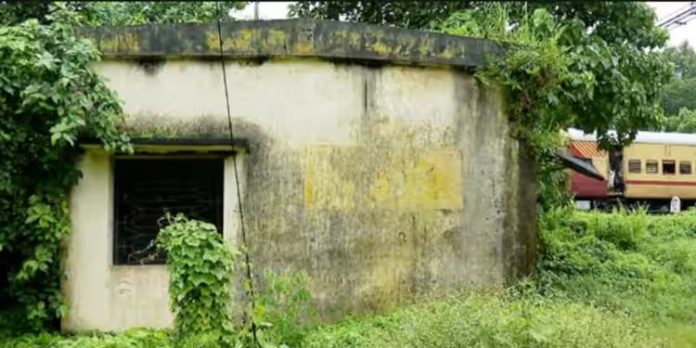 ഭാരതപ്പുഴ റെയിൽവേ സ്റ്റേഷൻ പൊളിക്കണമെന്ന ആവശ്യം ശക്തം ഭാരതപ്പുഴ റെയിൽവേ സ്റ്റേഷൻ പൊളിക്കണമെന്ന ആവശ്യം ശക്തം