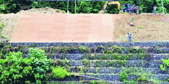 പമ്പയിൽ തകർന്ന മതിൽക്കെട്ട്
നിർമാണം അവസാന ഘട്ടത്തിൽ പമ്പയിൽ തകർന്ന മതിൽക്കെട്ട്
നിർമാണം അവസാന ഘട്ടത്തിൽ