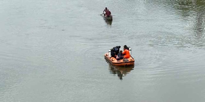 പത്തനംതിട്ട ജില്ലയുടെ വിവിധ ഇടങ്ങളിലായി മൂന്നു പേർ ഒഴുക്കിൽപെട്ടു പത്തനംതിട്ട ജില്ലയുടെ വിവിധ ഇടങ്ങളിലായി മൂന്നു പേർ ഒഴുക്കിൽപെട്ടു