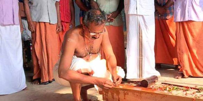 തോട്ടക്കോണം കരിപ്പൂര് ഭഗവതി ക്ഷേത്ര നിർമ്മാണത്തിനോടനുബന്ധിച്ചുള്ള ഉളികൊത്ത് ചടങ്ങ് നടന്നു തോട്ടക്കോണം കരിപ്പൂര് ഭഗവതി ക്ഷേത്ര നിർമ്മാണത്തിനോടനുബന്ധിച്ചുള്ള ഉളികൊത്ത് ചടങ്ങ് നടന്നു