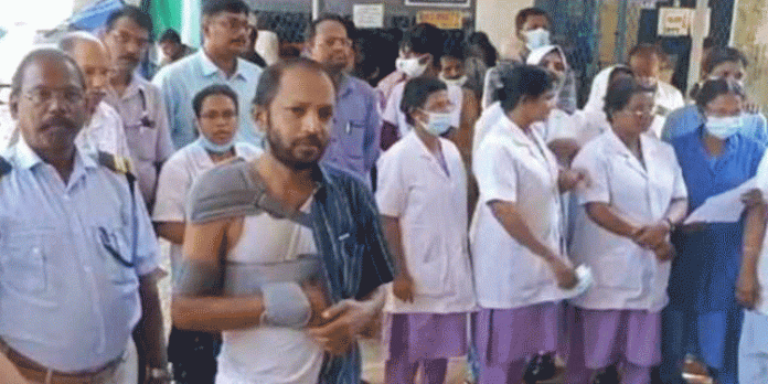 പെരുമ്പാവൂർ താലൂക്ക് ആശുപത്രിയിൽ സെക്യൂരിറ്റി ജീവനക്കാരന് മർദ്ദനം പെരുമ്പാവൂർ താലൂക്ക് ആശുപത്രിയിൽ സെക്യൂരിറ്റി ജീവനക്കാരന് മർദ്ദനം