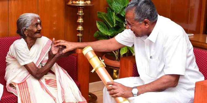 കേരളത്തിന്റെ അഭിമാനമാണ് കാർത്യായനിയമ്മ, ഒരു മാതൃകാ വ്യക്തിത്വത്തെയാണ് നഷ്ടപ്പെട്ടതെന്ന് മുഖ്യമന്ത്രി കേരളത്തിന്റെ അഭിമാനമാണ് കാർത്യായനിയമ്മ, ഒരു മാതൃകാ വ്യക്തിത്വത്തെയാണ് നഷ്ടപ്പെട്ടതെന്ന് മുഖ്യമന്ത്രി