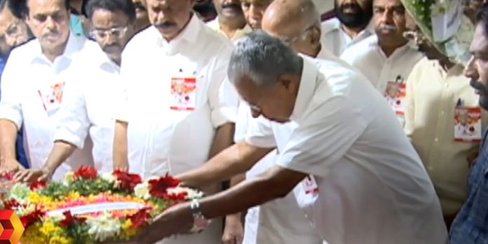 ആനത്തലവട്ടം ആനന്ദന് അന്തിമോപചാരം അർപ്പിച്ച് മുഖ്യമന്ത്രി പിണറായി വിജയൻ ആനത്തലവട്ടം ആനന്ദന് അന്തിമോപചാരം അർപ്പിച്ച് മുഖ്യമന്ത്രി പിണറായി വിജയൻ