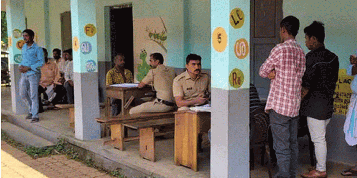 അന്യസംസ്ഥാന തൊഴിലാളികളോട് അവരുടെ ഭാഷകളിൽ സംവദിച്ച് കേരള പോലീസ് അന്യസംസ്ഥാന തൊഴിലാളികളോട് അവരുടെ ഭാഷകളിൽ സംവദിച്ച് കേരള പോലീസ്