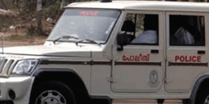 മല്ലപ്പള്ളിയില് ഗൃഹനാഥയെ കെട്ടിയിട്ട് സ്വർണം കവർന്നതായി പരാതി മല്ലപ്പള്ളിയില് ഗൃഹനാഥയെ കെട്ടിയിട്ട് സ്വർണം കവർന്നതായി പരാതി