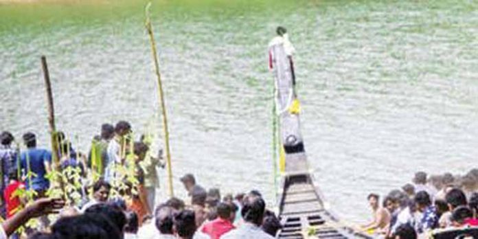 പൂവത്തൂർ പടിഞ്ഞാറ് പള്ളിയോടം പുനർനിർമ്മിക്കുന്നു പൂവത്തൂർ പടിഞ്ഞാറ് പള്ളിയോടം പുനർനിർമ്മിക്കുന്നു
