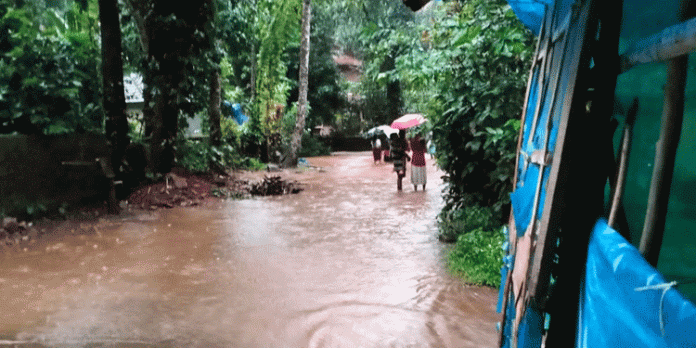 കനത്ത മഴയില് നാട്ടിലാകെ നാശനഷ്ടം കനത്ത മഴയില് നാട്ടിലാകെ നാശനഷ്ടം