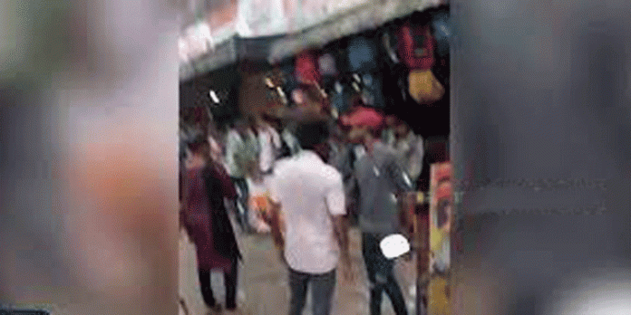 പത്തനംതിട്ട സ്വകാര്യ ബസ് സ്റ്റാന്ഡില് വിദ്യാര്ഥികളുടെ തമ്മിലടി ; വലഞ്ഞ് യാത്രക്കാര് പത്തനംതിട്ട സ്വകാര്യ ബസ് സ്റ്റാന്ഡില് വിദ്യാര്ഥികളുടെ തമ്മിലടി ; വലഞ്ഞ് യാത്രക്കാര്