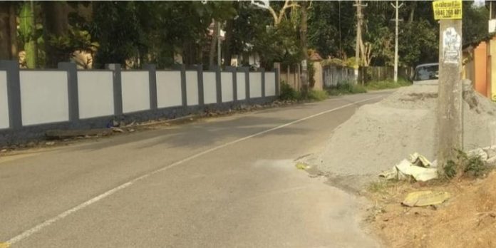 റോഡിൽ നിറയെ സാധന സാമഗ്രികൾ : ദുരിതത്തിൽ യാത്രക്കാർ റോഡിൽ നിറയെ സാധന സാമഗ്രികൾ : ദുരിതത്തിൽ യാത്രക്കാർ