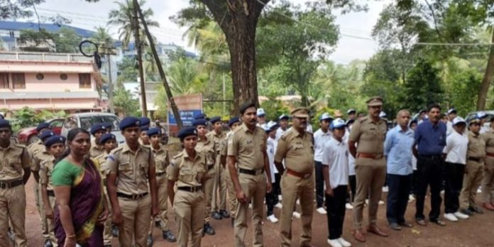 വീരമൃത്യു വരിച്ച പോലീസ് സേനാംഗങ്ങളുടെ ഓര്മ്മകള്ക്ക് മുന്നില് പുഷ്പാര്ച്ചന നടത്തി വീരമൃത്യു വരിച്ച പോലീസ് സേനാംഗങ്ങളുടെ ഓര്മ്മകള്ക്ക് മുന്നില് പുഷ്പാര്ച്ചന നടത്തി
