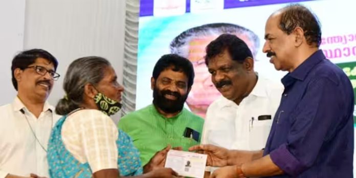 അനധികൃതമായി കൈവശം വെച്ചവരില് നിന്ന് അർഹരിലേക്ക് ; 15,000 മുൻഗണനാ റേഷൻ കാർഡുകളുടെ വിതരണം ആരംഭിച്ചു അനധികൃതമായി കൈവശം വെച്ചവരില് നിന്ന് അർഹരിലേക്ക് ; 15,000 മുൻഗണനാ റേഷൻ കാർഡുകളുടെ വിതരണം ആരംഭിച്ചു