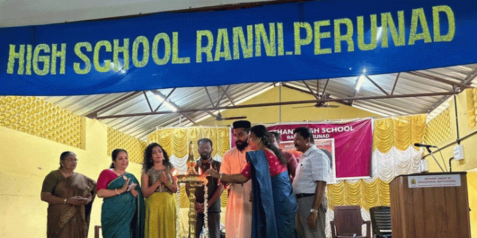 കലോത്സവ വേദിയുടെ അരങ്ങ് ആവേശമാക്കി ആർട്ടിസ്റ്റ് ശൈത്യ സന്തോഷ് കലോത്സവ വേദിയുടെ അരങ്ങ് ആവേശമാക്കി ആർട്ടിസ്റ്റ് ശൈത്യ സന്തോഷ്