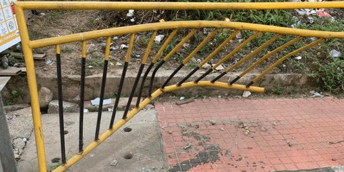 റാന്നി ടൗണില് സംസ്ഥാന പാതയുടെ വശങ്ങളിൽ സ്ഥാപിച്ചിരിക്കുന്ന സംരക്ഷണ വേലി തകരുന്നു റാന്നി ടൗണില് സംസ്ഥാന പാതയുടെ വശങ്ങളിൽ സ്ഥാപിച്ചിരിക്കുന്ന സംരക്ഷണ വേലി തകരുന്നു