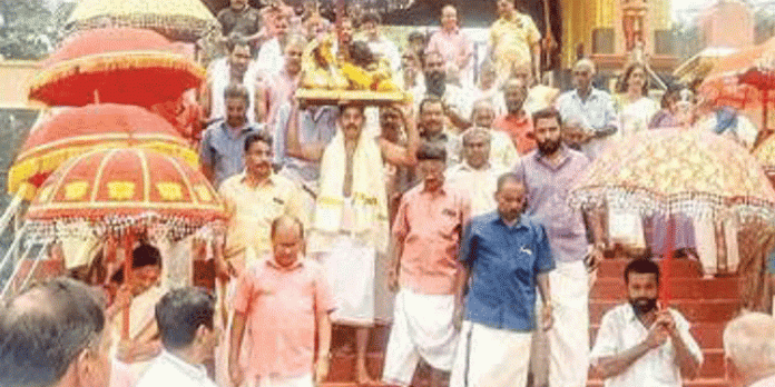 തോട്ടമൺകാവ് ദേവീക്ഷേത്രത്തിൽ ഉമാമഹേശ്വരപൂജ നടന്നു തോട്ടമൺകാവ് ദേവീക്ഷേത്രത്തിൽ ഉമാമഹേശ്വരപൂജ നടന്നു