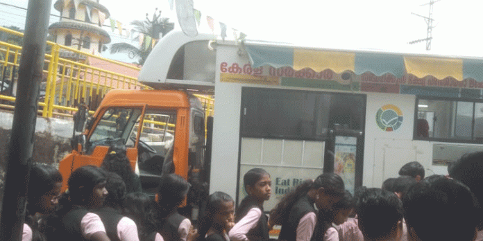 സഞ്ചരിക്കുന്ന ഭക്ഷ്യ പരിശോധനാ ലാബ് വൈക്കം യു.പി സ്കൂളിലെത്തി സഞ്ചരിക്കുന്ന ഭക്ഷ്യ പരിശോധനാ ലാബ് വൈക്കം യു.പി സ്കൂളിലെത്തി