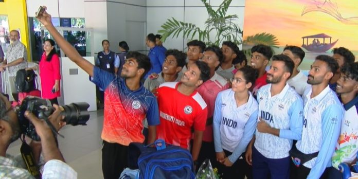 ഏഷ്യൻ ഗെയിംസ് ; റിലേ ടീമംഗങ്ങൾക്ക് തിരുവനന്തപുരം വിമാനത്താവളത്തിൽ ഊഷ്മള സ്വീകരണം ഏഷ്യൻ ഗെയിംസ് ; റിലേ ടീമംഗങ്ങൾക്ക് തിരുവനന്തപുരം വിമാനത്താവളത്തിൽ ഊഷ്മള സ്വീകരണം