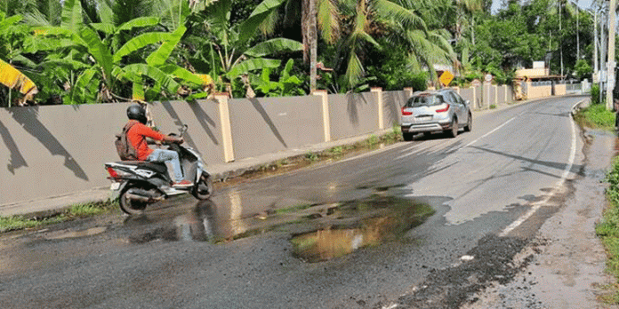 അപകടക്കെണിയായി റോഡിലെ കുഴി ; വലഞ്ഞ് യാത്രക്കാര് അപകടക്കെണിയായി റോഡിലെ കുഴി ; വലഞ്ഞ് യാത്രക്കാര്