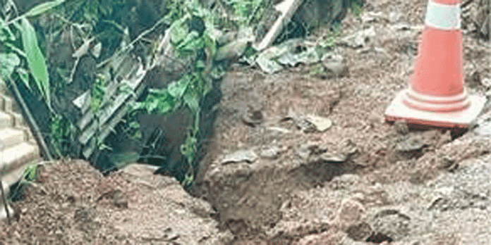 പൈപ്പിടാൻ എടുത്ത കുഴി അപകടക്കെണിയാകുന്നു ; ദുരിതത്തില് നാട്ടുകാര് പൈപ്പിടാൻ എടുത്ത കുഴി അപകടക്കെണിയാകുന്നു ; ദുരിതത്തില് നാട്ടുകാര്