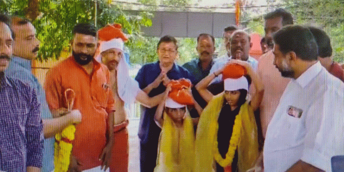 മേൽശാന്തി നറുക്കെടുപ്പ് ; പന്തളം കൊട്ടാരത്തിൽ നിന്നുള്ള കുട്ടികൾ ശബരിമലയിലേക്ക് തിരിച്ചു മേൽശാന്തി നറുക്കെടുപ്പ് ; പന്തളം കൊട്ടാരത്തിൽ നിന്നുള്ള കുട്ടികൾ ശബരിമലയിലേക്ക് തിരിച്ചു