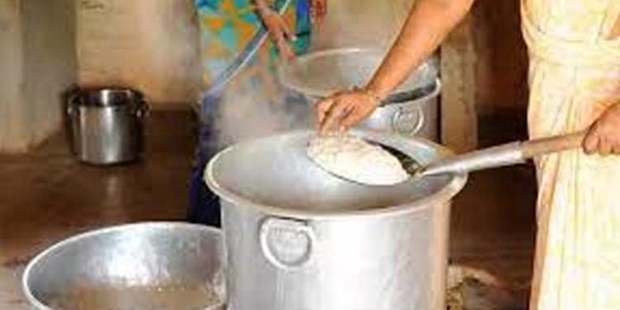 അധ്യയന വർഷം ആരംഭിച്ച് രണ്ട് മാസം തികയുമ്പോൾ വേതനമില്ലാത്ത സ്കൂൾ പാചക തൊഴിലാളികൾ അധ്യയന വർഷം ആരംഭിച്ച് രണ്ട് മാസം തികയുമ്പോൾ വേതനമില്ലാത്ത സ്കൂൾ പാചക തൊഴിലാളികൾ