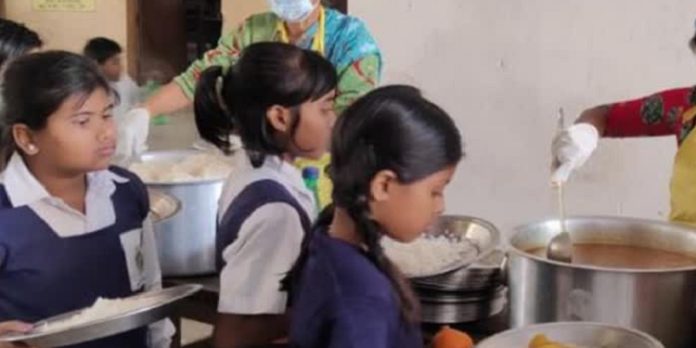 സ്കൂൾ വിദ്യാർത്ഥികൾക്കുള്ള ഉച്ചഭക്ഷണ പദ്ധതിക്കായി പുതിയ സമിതി ; പരമാവധി പണം പിരിച്ചെടുക്കണമെന്ന് നിർദ്ദേശം സ്കൂൾ വിദ്യാർത്ഥികൾക്കുള്ള ഉച്ചഭക്ഷണ പദ്ധതിക്കായി പുതിയ സമിതി ; പരമാവധി പണം പിരിച്ചെടുക്കണമെന്ന് നിർദ്ദേശം
