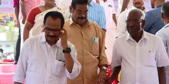 പോർ വിളിക്കൊടുവിൽ എം എം മണിയും കെ കെ ശിവരാമനും കൈ കോർത്തു പോർ വിളിക്കൊടുവിൽ എം എം മണിയും കെ കെ ശിവരാമനും കൈ കോർത്തു