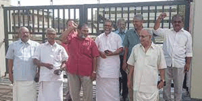 സ്കൂള് അധികൃതരുടെ അനാസ്ഥ ; ഗേറ്റിനു പുറത്ത് മണിക്കൂറുകളോളം കാത്ത് നിന്ന് പൂര്വ്വ വിദ്യാര്ഥികള് സ്കൂള് അധികൃതരുടെ അനാസ്ഥ ; ഗേറ്റിനു പുറത്ത് മണിക്കൂറുകളോളം കാത്ത് നിന്ന് പൂര്വ്വ വിദ്യാര്ഥികള്