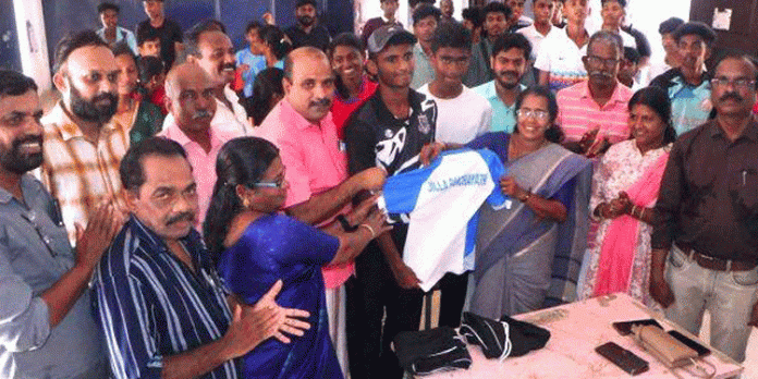 കായിക താരങ്ങൾക്ക് യാത്രയയപ്പും ജേഴ്സി വിതരണവും നടത്തി കായിക താരങ്ങൾക്ക് യാത്രയയപ്പും ജേഴ്സി വിതരണവും നടത്തി