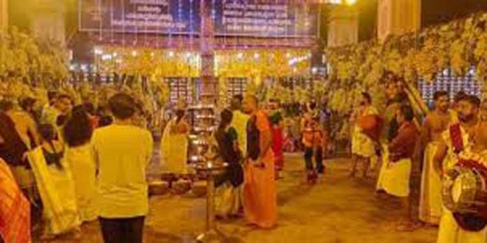 നാളെ വിദ്യാരംഭം ; ക്ഷേത്രങ്ങളില് ഒരുക്കങ്ങള് പൂര്ത്തിയായി നാളെ വിദ്യാരംഭം ; ക്ഷേത്രങ്ങളില് ഒരുക്കങ്ങള് പൂര്ത്തിയായി