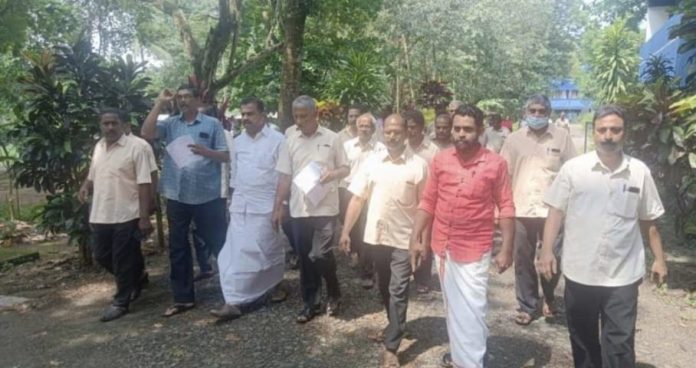 ട്രാക്കോ കേബിൾ കമ്പനിയിലെ പ്രതിസന്ധി ; ഐ.എൻ.ടി.യു.സി, എസ് .റ്റി യു യൂണിയനുകളുടെ നേതൃത്വത്തിൽ ഓഫീസ് മാർച്ച് നടത്തി ട്രാക്കോ കേബിൾ കമ്പനിയിലെ പ്രതിസന്ധി ; ഐ.എൻ.ടി.യു.സി, എസ് .റ്റി യു യൂണിയനുകളുടെ നേതൃത്വത്തിൽ ഓഫീസ് മാർച്ച് നടത്തി