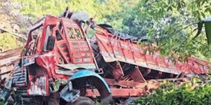 മലപ്പുറത്ത് ചരക്കുലോറി മറിഞ്ഞു ; ഡ്രൈവര്ക്ക് ദാരുണാന്ത്യം മലപ്പുറത്ത് ചരക്കുലോറി മറിഞ്ഞു ; ഡ്രൈവര്ക്ക് ദാരുണാന്ത്യം
