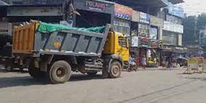 സര്ക്കാര് വിലക്ക് ലംഘിച്ച് ടിപ്പറുകളുടെ മരണപ്പാച്ചില് സര്ക്കാര് വിലക്ക് ലംഘിച്ച് ടിപ്പറുകളുടെ മരണപ്പാച്ചില്
