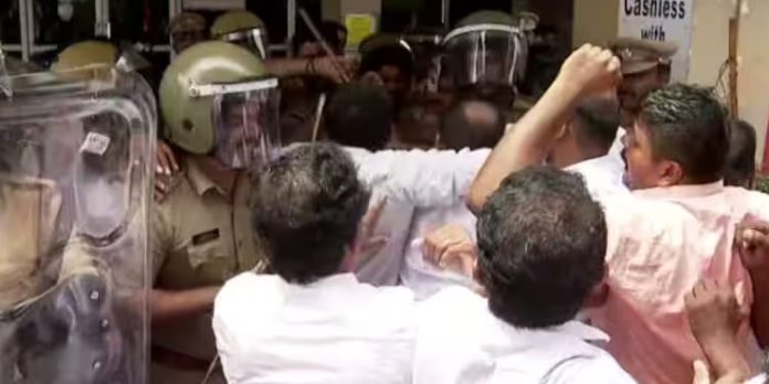 പൊതുമുതൽ നശിപ്പിച്ചു ; പാലിയേക്കരയിൽ പ്രതിഷേധിച്ച കോൺഗ്രസ് എംപിമാർക്കെതിരെ കേസ് പൊതുമുതൽ നശിപ്പിച്ചു ; പാലിയേക്കരയിൽ പ്രതിഷേധിച്ച കോൺഗ്രസ് എംപിമാർക്കെതിരെ കേസ്