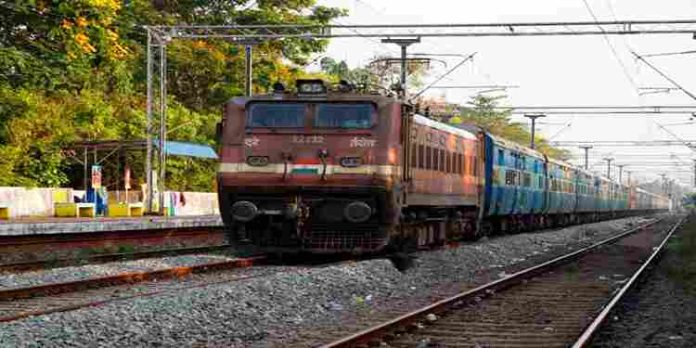 കനത്ത മഴ; ട്രെയിന് സമയത്തില് മാറ്റം വരുത്തി റെയില്വെ കനത്ത മഴ; ട്രെയിന് സമയത്തില് മാറ്റം വരുത്തി റെയില്വെ