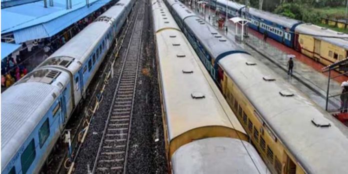 10 റെയിൽവേ സ്റ്റേഷനുകളിൽ സ്ഫോടനം നടത്തും ; സ്ഫോടന ഭീഷണിയുമായി ലഷ്ക്കർ കമാൻഡറിന്റെ കത്ത് 10 റെയിൽവേ സ്റ്റേഷനുകളിൽ സ്ഫോടനം നടത്തും ; സ്ഫോടന ഭീഷണിയുമായി ലഷ്ക്കർ കമാൻഡറിന്റെ കത്ത്