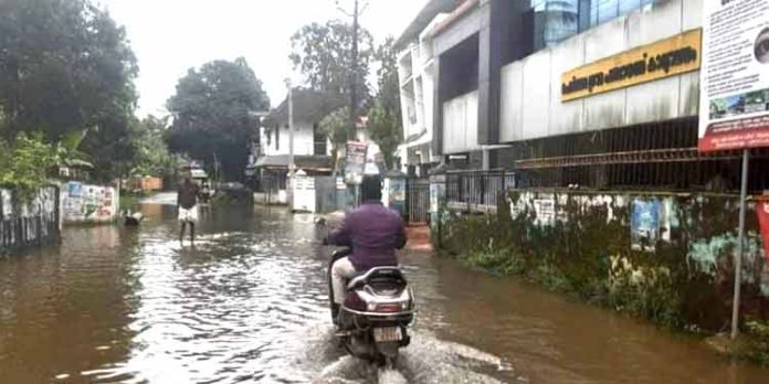 പെരിങ്ങര പഞ്ചായത്തിലെ വിവിധ പ്രദേശങ്ങളില് വെള്ളം കയറി പെരിങ്ങര പഞ്ചായത്തിലെ വിവിധ പ്രദേശങ്ങളില് വെള്ളം കയറി