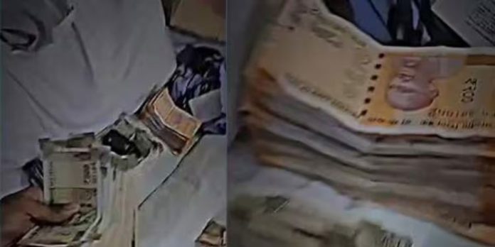 മോഷ്ടിച്ച നോട്ടുകൾ കിടക്കയിലിട്ട് ഇൻസ്റ്റഗ്രാം റീൽ ചിത്രീകരണം ; യുപിയിൽ മോഷ്ടാക്കളെ പിടികൂടി പോലീസ് മോഷ്ടിച്ച നോട്ടുകൾ കിടക്കയിലിട്ട് ഇൻസ്റ്റഗ്രാം റീൽ ചിത്രീകരണം ; യുപിയിൽ മോഷ്ടാക്കളെ പിടികൂടി പോലീസ്