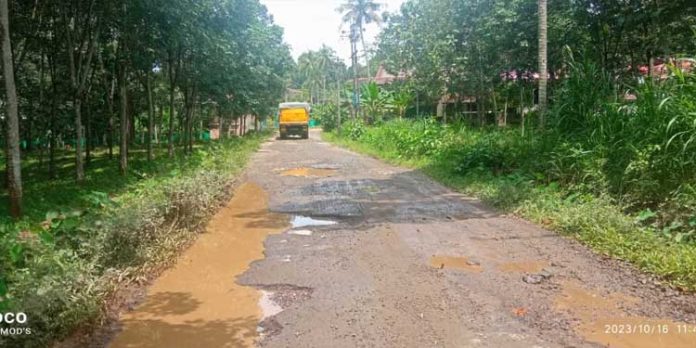കാവനാൽകടവ് – നെടുoകുന്നം റോഡിൽ വാഹന യാത്ര ദുസഹമാകുന്നു കാവനാൽകടവ് – നെടുoകുന്നം റോഡിൽ വാഹന യാത്ര ദുസഹമാകുന്നു