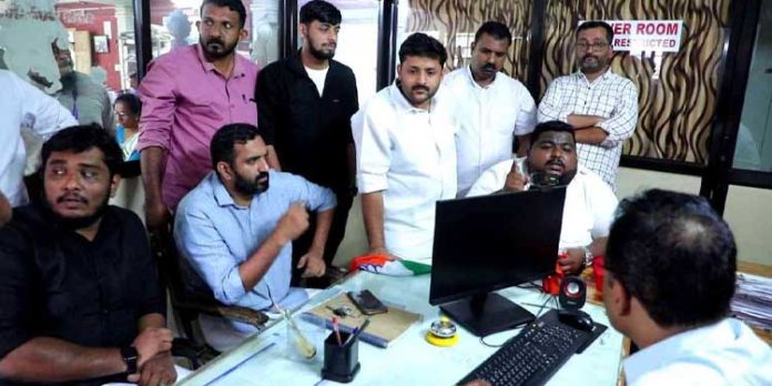 അന്യായമായി ബസ് പിടിച്ചെടുത്ത നടപടിയിൽ പ്രതിഷേധിച്ച് ജോയിന്റ് ആർ.ടി.ഓയെ തടഞ്ഞുവെച്ച് യൂത്ത് കോൺഗ്രസ് അന്യായമായി ബസ് പിടിച്ചെടുത്ത നടപടിയിൽ പ്രതിഷേധിച്ച് ജോയിന്റ് ആർ.ടി.ഓയെ തടഞ്ഞുവെച്ച് യൂത്ത് കോൺഗ്രസ്