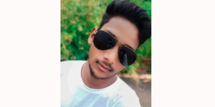 വീട്ടിൽ ഉറങ്ങുകയായിരുന്ന 19 കാരനെ വെട്ടിക്കൊന്നു വീട്ടിൽ ഉറങ്ങുകയായിരുന്ന 19 കാരനെ വെട്ടിക്കൊന്നു
